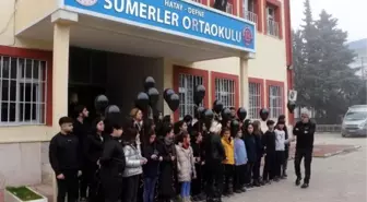 Depremde kaybettikleri arkadaşlarını anan öğrenciler gökyüzüne siyah balonlar bıraktı