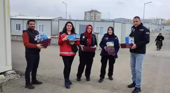 Isparta AFAD, depremzede çocuklara oyuncak ve kitap dağıttı