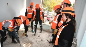 Isparta Belediyesi Arama Kurtarma Ekibi, Kahramanmaraş depremlerinden etkilenen bölgelerde enkaz altında kalanları kurtarmaya devam ediyor