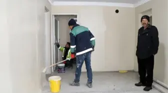 Van'da Yangın Çıkan Aileye İpekyolu Belediyesi Sahip Çıktı