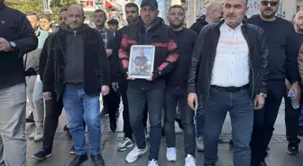 İzmir'de taksi şoförleri, meslektaşlarının öldürülmesini protesto etti