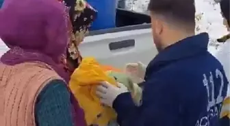 Kardan Yolu Kapanan Köyde Rahatsızlanan Bebek Ambulansla Hastaneye Götürüldü