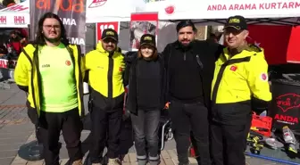 Depremde enkaz altından kurtarılan Kübra Uzunarslan, kurtaran ekibi ziyaret etti