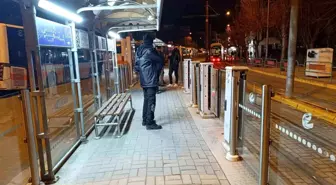 Eskişehir'de Tramvayda Para İsteyen ve Bayılma Numarası Yapan Şahıs Gereksiz Yere Meşgul Etti