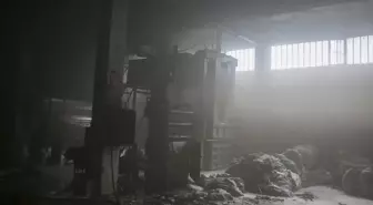 Uşak'ta tekstil fabrikasında çıkan yangın hasara neden oldu