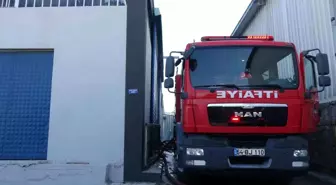 Uşak'ta elyaf üretimi yapan fabrikada çıkan yangın söndürüldü