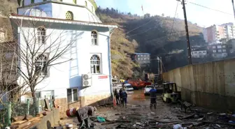 Artvin Borçka'da Sel ve Su Baskınlarında Camide Mahsur Kalan Cemaat Panik Yaşadı