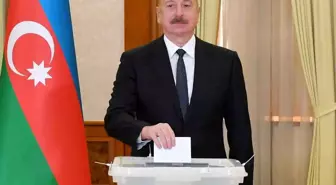 Azerbaycan Cumhurbaşkanı İlham Aliyev, ailesiyle birlikte Hankendi'de oy kullandı