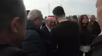 İzmir Büyükşehir Belediye Başkanı Tunç Soyer, Osmaniye'de depremzedelerle buluştu