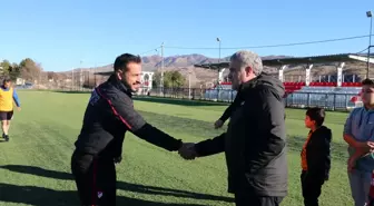 Baskil Belediye Başkanı İhsan Akmurat, Baskil Gençlerbirliği Spor Kulübü'nü ziyaret etti