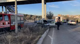 Eskişehir'de Hafif Ticari Araç Üst Geçide Çarptı: 2 Yaralı