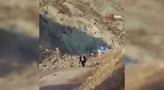 Heyelana aldırış etmeden yürüdü, kaya parçalarından son anda kurtuldu... O anlar kamerada