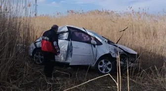 Iğdır'da devrilen otomobilin içinde sıkışan sürücü itfaiye ekiplerince çıkarıldı