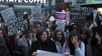 İzmir Kadın Platformu, Deprem Mağdurları İçin Yürüyüş Düzenledi