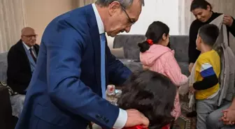 Kocaeli Valisi Seddar Yavuz ve eşi Miraç Kandili dolayısıyla ihtiyaç sahibi aileleri ziyaret etti