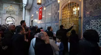 Müslümanlar Eyüp Sultan Camii'nde Miraç Kandili'ni kutladı