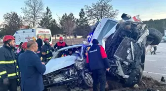 Sivas'ta Ambulans ile Otomobil Çarpıştı: 3 Yaralı