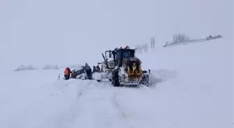 Yolda Kalan Araçları Ekipler Kurtardı