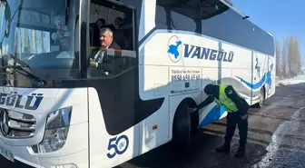 Ağrı'da Trafik Jandarması Araç Denetimi Gerçekleştiriyor