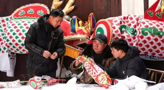 Çin'in Huangshan şehrinde balık şeklinde fenerlerle Çin Yeni Yılı kutlamaları