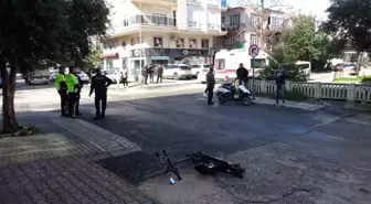 Antalya'da scooter ile otomobil çarpışması: 1 kişi yaralandı