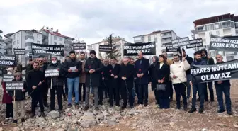 Besni'deki depremzedeler enkazda basın açıklaması yaptı