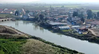 Depremin vurduğu Hatay'da Asi Nehri 12 evi yuttu
