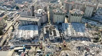 Hatay'da Rönesans Rezidans depreminde kaybettikleri anlatan bir kadın