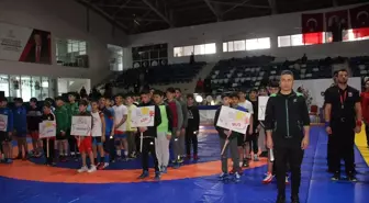 Hakkari'de düzenlenen Okul Sporları Güreş Grup Müsabakaları başladı