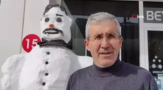 İş yerinin önünde 2 metrelik kardan adam ilgi odağı oldu