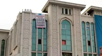 İYİ Partili milletvekiline esnaftan pankartlı borç tepkisi