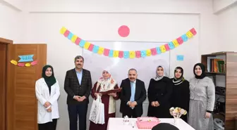 Muş Belediye Başkanı Feyat Asya, Kur'an-ı Kerim'i hatmeden 69 yaşındaki Hanife Çelik'i tebrik etti