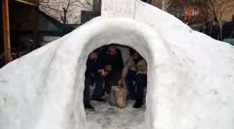 Muş'ta Çay Ocağı İşleten Yılmaz Alak, Kar İglosu Yaparak Müşterilerine Çay İkramında Bulundu