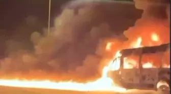 Hadımköy'de seyir halindeki servis minibüsü alev topuna döndü