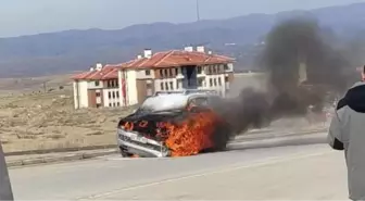 Ankara'da seyir halindeki araç alev aldı
