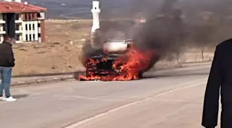 Ankara'da seyir halindeyken yanmaya başlayan otomobil küle döndü