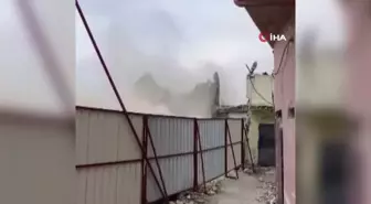 İş makinasının darbesiyle 4 katlı bina yerle bir oldu