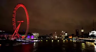 London Eye, Bahar Bayramı kutlamaları için kırmızı ve altın sarısı ışıklarla aydınlatıldı