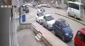 Amasya'da motosikletle hafif ticari araç çarpıştı