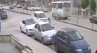 Amasya'da motosikletin hafif ticari araçla çarpıştığı kaza kamerada: 1 yaralı