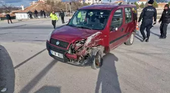 Çorum'un Alaca ilçesinde hafif ticari araç ile tır çarpıştı