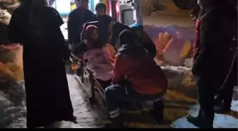 Kar ve tipi nedeniyle yolu kapalı olan hamile kadın UMKE ve sağlık ekipleri tarafından hastaneye ulaştırıldı