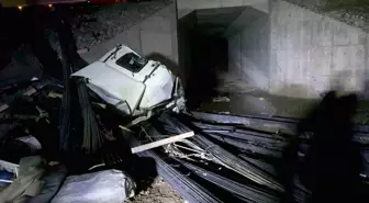 Afyonkarahisar'da inşaat demiri yüklü tır menfezden aşağı uçtu, 1 kişi yaralandı