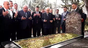 MHP Genel Başkanı Devlet Bahçeli, Alparslan Türkeş'in kabrini ziyaret etti