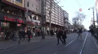 Sultanahmet'te tramvay yayaya çarptı: O anlar kamerada