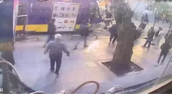 Sultanahmet'te tramvayın yayaya çarptığı anlar güvenlik kamerasına yansıdı
