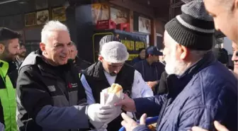 Ümraniye Belediyesi Semt Pazarında 2 Bin Kişiye Balık Ekmek Dağıttı