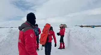 Karla Kaplı Mahallede Hamile Kadın Hastaneye Ulaştırıldı