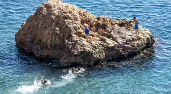 Antalya'da Hava Sıcaklığı Yükseldi, Konyaaltı Sahili'nde Yoğunluk Oluştu