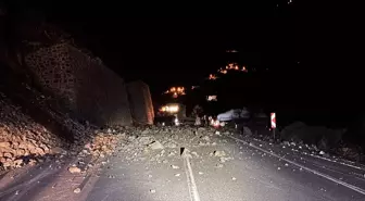 Artvin-Hopa kara yolunda heyelan nedeniyle ulaşım durdu